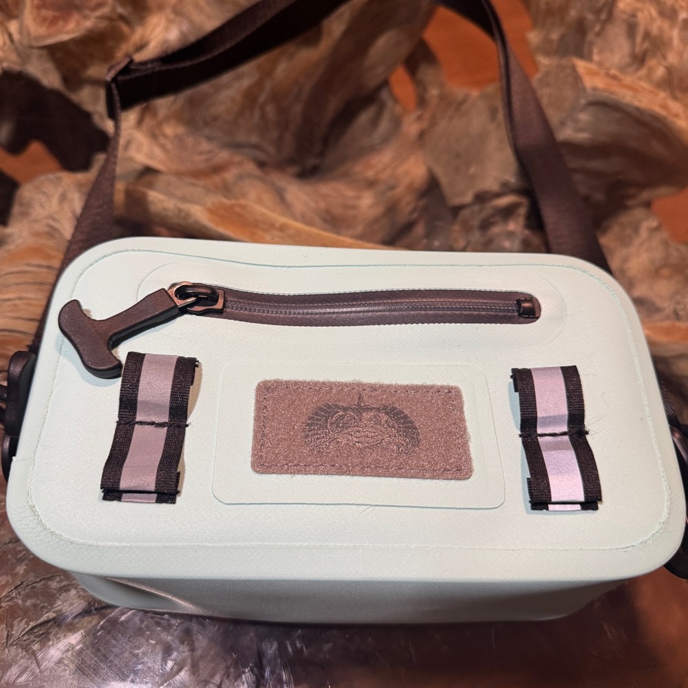 TOADFISH WATERPROOF SLING Fanny Pack - Picture 3 of 10